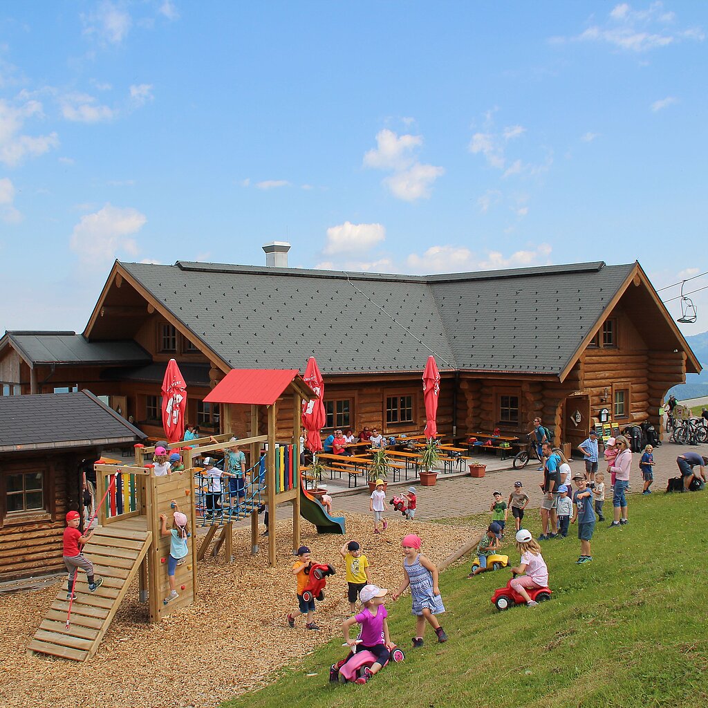 <p>Kinderspielplatz vor der Bärenhütte</p>